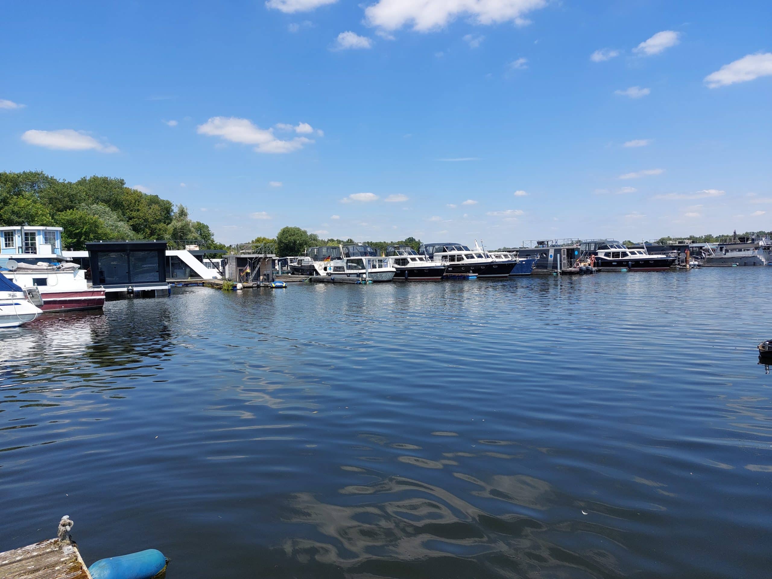 Blick über das Wasser auf die Marina