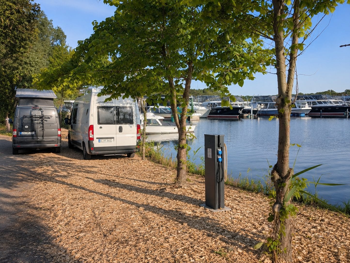 Wohnmobile auf den Stellplätzen direkt am Wasser