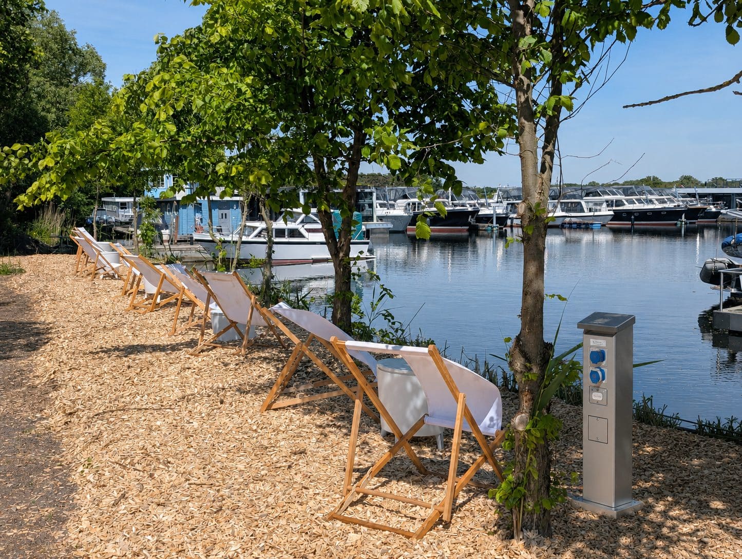 Liegestühle am Ufer der Marina Brandenburg